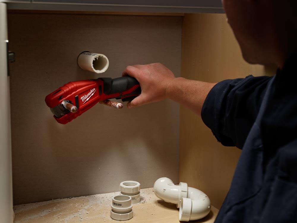 milwaukee-m12-cordless-copper-tubing-cutter-bare-tool-2471-20-lifestyle